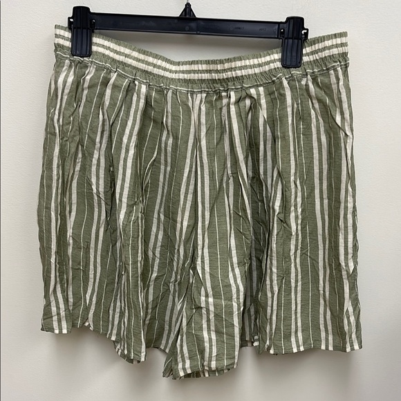 BCBGeneration Green and White Striped Shorts - Picture 4 of 6